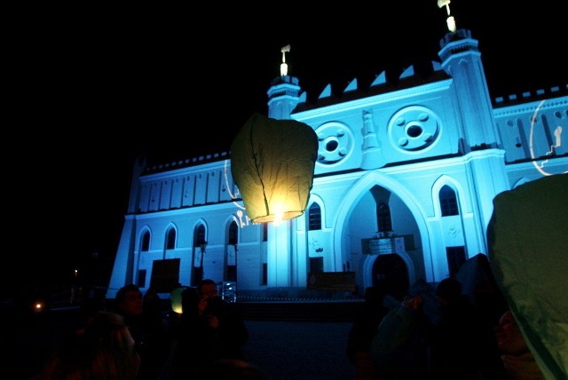 Zamek od kilku lat jest podświetlany na niebiesko z okazji Światowego Dnia Autyzmu (2 kwietnia)