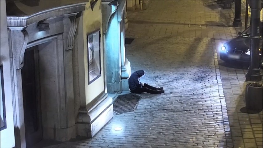 Kraków. Taksówkarz okradł nietrzeźwego mężczyznę. Wszytko się nagrało [ZOBACZ WIDEO]