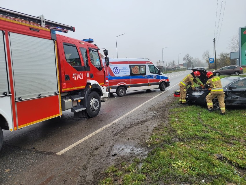Zderzenie aut na skrzyżowaniu w Sandomierzu. Policjanci ostrzegają przed utrudnieniami