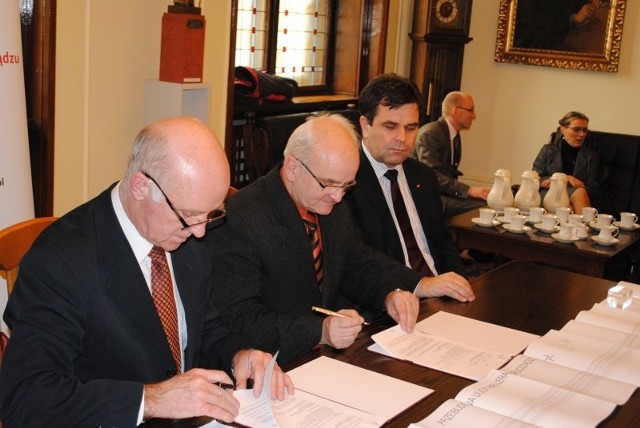 Umowę podpisali Marian Kaczmaerk, wiceprezes Przedsiębiorstwa Budowy Dróg i Mostów i prezydent Robert Malinowski