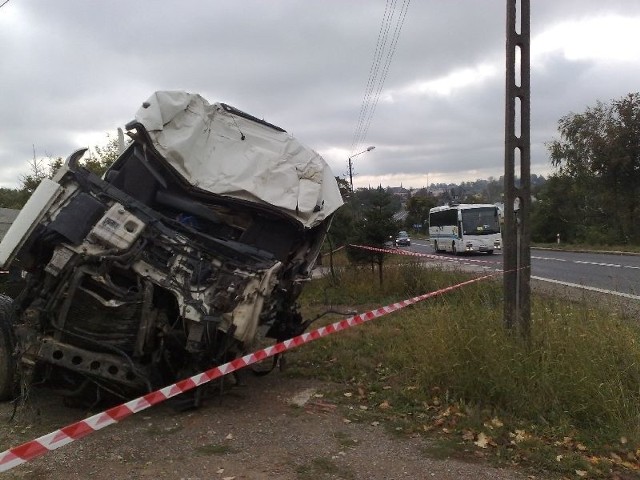 Ciężarówka, w której zginął 23-letni mężczyzna, stoi zaparkowana blisko jezdni przy ulicy Kościuszki w Opatowie.