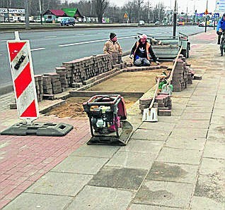 Zapadnięta kostka na al. Włókniarzy jest naprawiana.