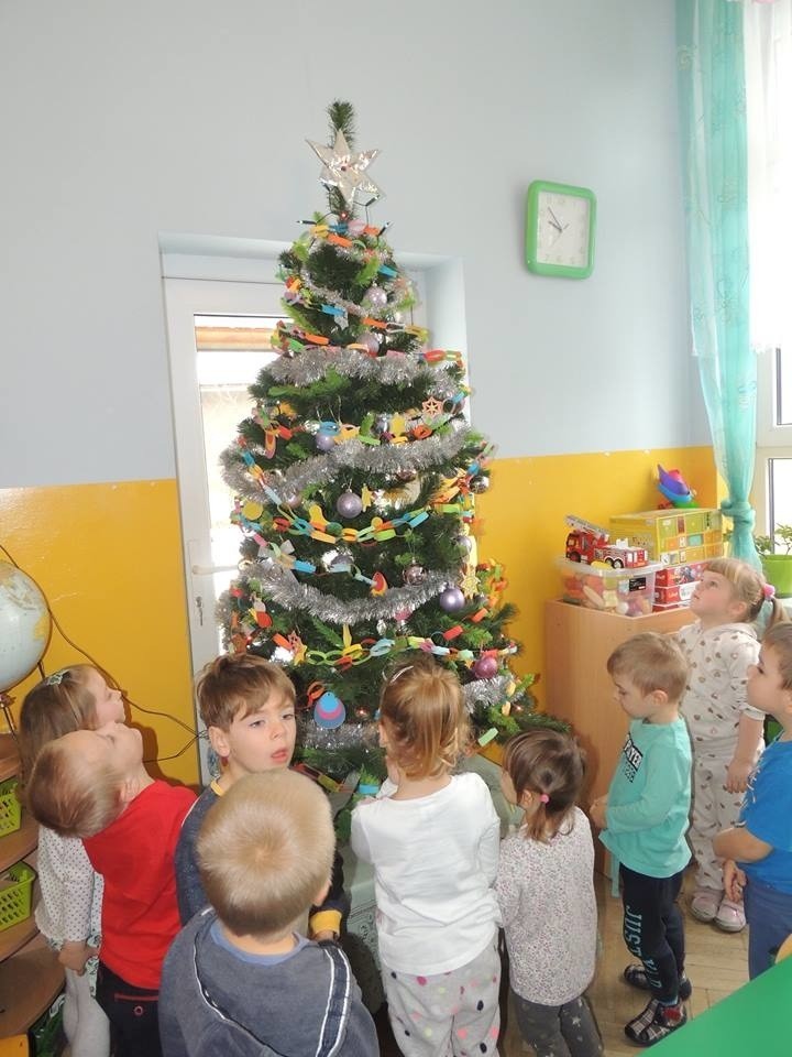 Dzieci z przedszkola w Gartatowicach już ubrały choinkę. Teraz szykują się do świąt 