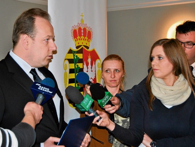 Po tygodniu od zdarzenia z udziałem pijanego burmistrza Chrzanowa zwołano konferencję prasową. Marek Niechwiej odczytał oświadczenie z przeprosinami i wyszedł z sali. Nie odpowiadał na pytania