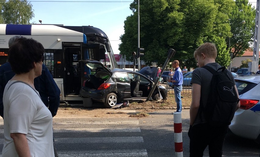 Wypadek na Konopnickiej i Mickiewicza w Szczecinie. Problemy komunikacji miejskiej