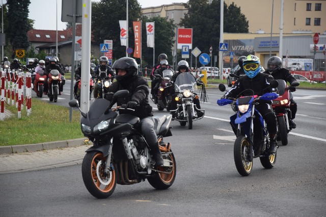 W tym roku oficjalnego korowodu na Winobranie nie było. Ale dzięki Makro Team lubuscy motocykliści spontanicznie się skrzyknęli i w sobotę, ok. godz. 16.00 wspólnie przejechali ulicami Zielonej Góry. Zobaczcie ZDJĘCIA >>> Obejrzyj film: Moto Winobranie Makro Team Zielona Góra 2021:Mieszkańcy mogli podziwiać ponad 30 pięknych maszyn, które naprawdę robiły wrażenie! Cały przejazd zakończył się na parkingu przy Agata Meble na ul. Sulechowskiej, gdzie uczestnicy wykonali sobie pamiątkowe zdjęcie. Wideo: Lubuskie. Zielona Góra. Winobranie 2021. Jarmark winobraniowy - targi staroci