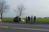 Wypadek dwóch osobówek na drodze krajowej nr 94 pod Wrocławiem. Auto skończyło w rowie 