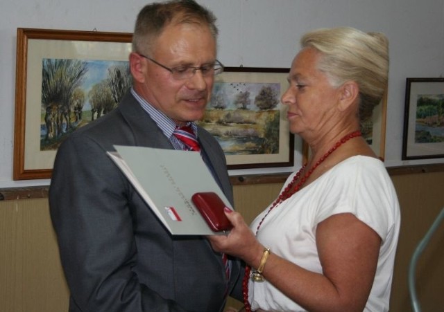 Hanna Gałązka wręcza medal Romanowi Świerżewskiemu