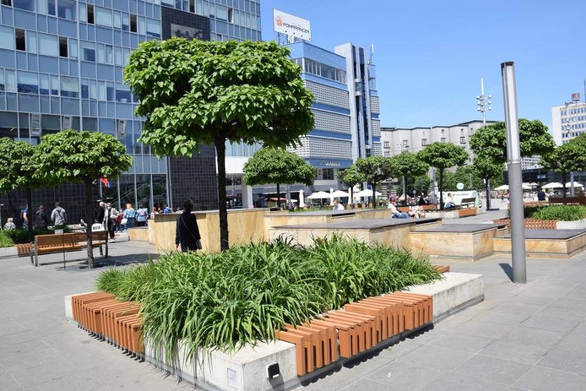 Fontanna na placu Kwiatowym na rynku w Katowicach....