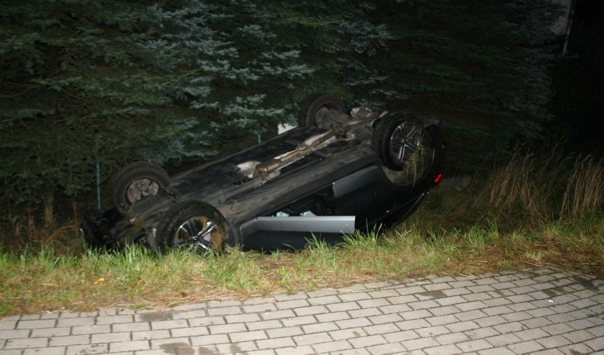30.09.2020 Wypadek w Zaborzu. Mercedes po dachowaniu
