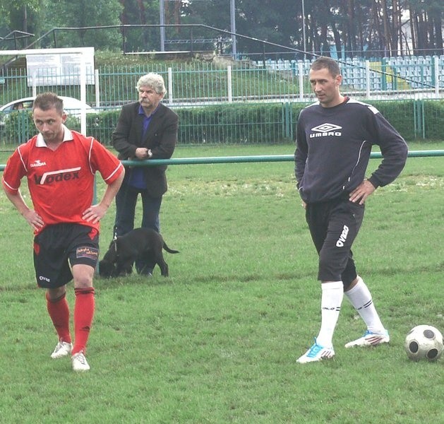 Kamil Walaszczyk (z lewej, obok Jarosław Piątkowski) jest jednym z nowych piłkarzy, którzy pojawili się na pierwszym po wakacyjnych urlopach treningu drugoligowej Stali Stalowa Wola.