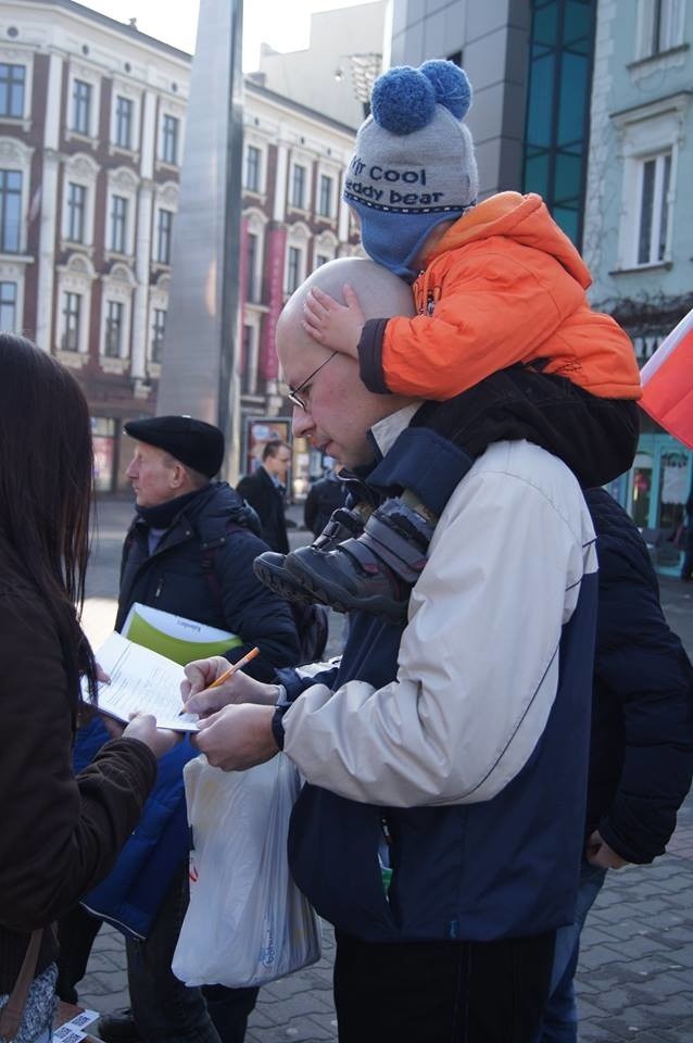 Kocham Polskę: Zagłębiowska Młodzież Wszechpolska rozdawała kalendarze w Sosnowcu