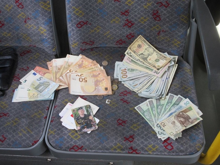 Ukrainiec zostawił tysiące dolarów i euro w autobusie MPK