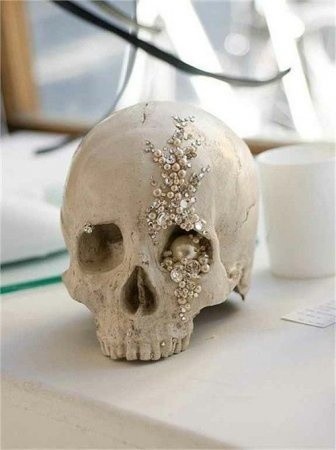 czaszka ozdobiona kryształkami