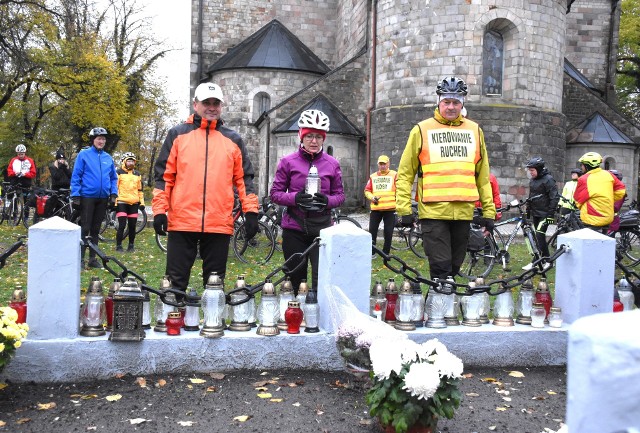 Podczas rajdów z okazji Święta Niepodległości, w dniu 11 listopada, rowerzyści dotrą do miejsc pamięci związanych z uczestnikami walk o wolną Polskę i zapalą tam symboliczne znicze
