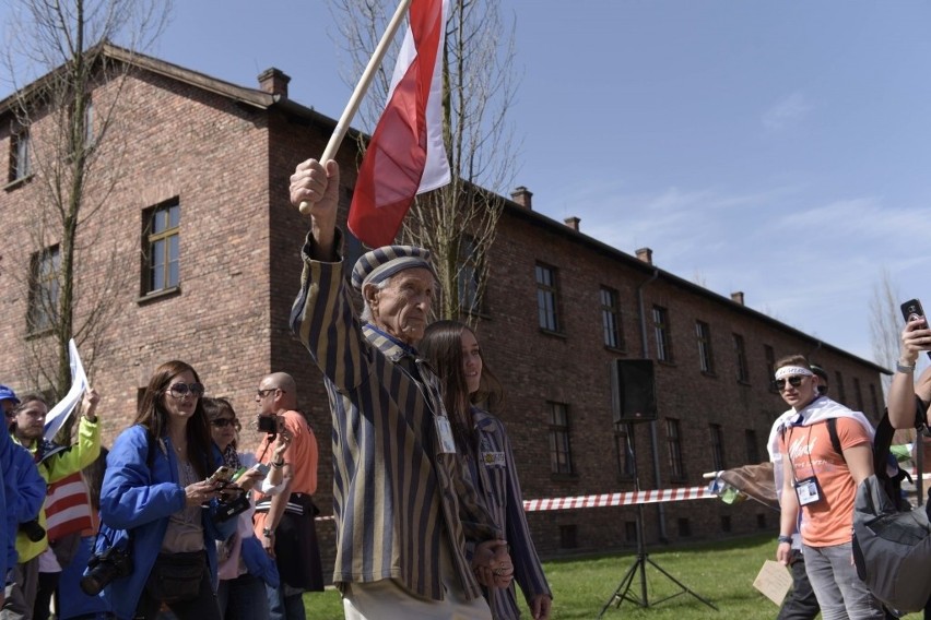 Marsz Żywych w  Oświęcimiu. Prezydent Polski i Izraela szli ramię w ramię z ocalonymi z Zagłady i tysiącami ludzi z całego świata 