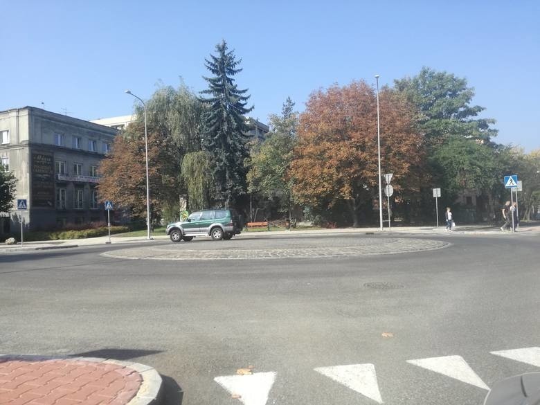 Rok2018 - pawilon schowany za drzewami na rogu Sokolskiej i...