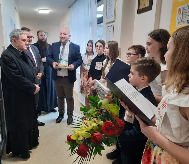 We wtorek, 21 marca biskup diecezji sandomierskiej Krzysztof Nitkiewicz odwiedził szkołę w Ujeździe. To był wyjątkowy dzień dla uczniów oraz społeczności szkolnej.