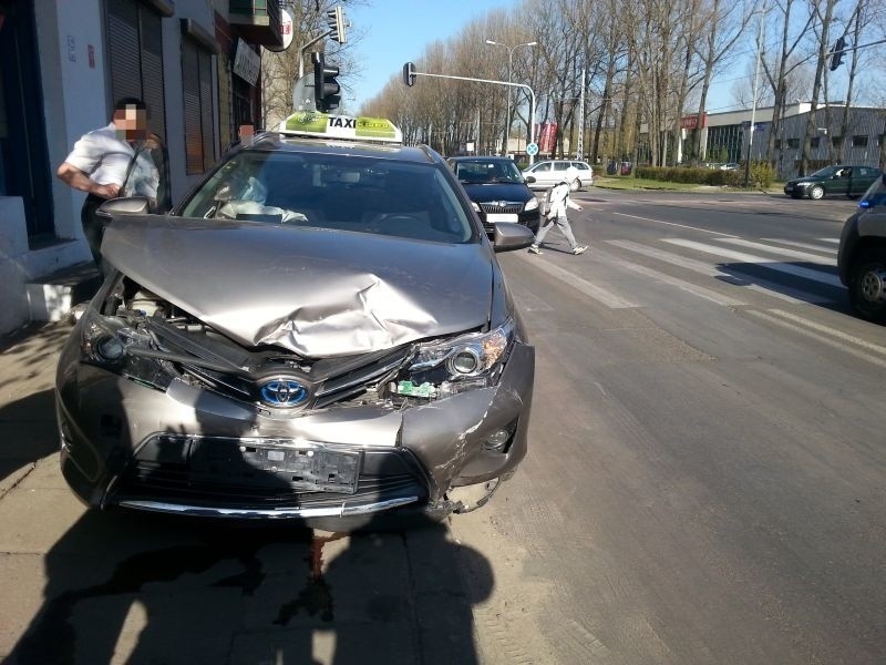 Wypadek na ul. Srebrzyńskiej. 3 osoby ranne. Kobieta nie ustąpiła pierwszeństwa taksówce [zdjęcia]