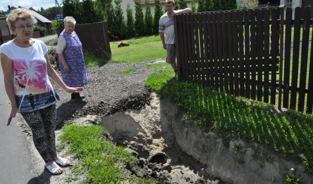 - Tak wyglądają teraz rowy przy naszych posesjach: są zbyt głębokie i strome, obrywają się - skarży się Maria Pakosz.