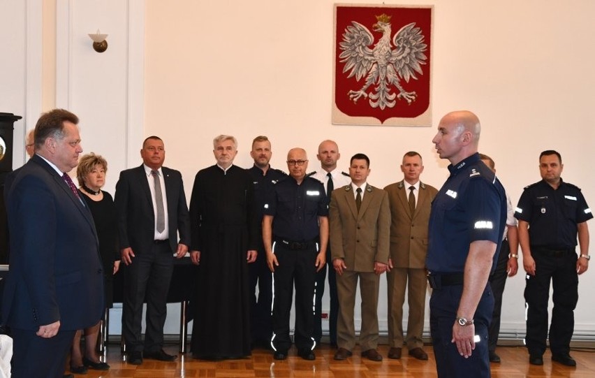 Najlepsi policjanci w województwie podlaskim otrzymali puchary, dyplomy oraz nagrody (zdjęcia)