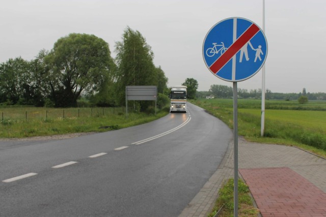 Ścieżka rowerowa urywa się tuż za rondem na obwodnicy Brzegu) i dalszą drogę do Pępic rowerzyści muszą pokonywać w towarzystwie tirów.
