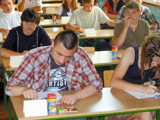 Uczniowie podczas finałowego testu z wiedzy o historii Hajnówki