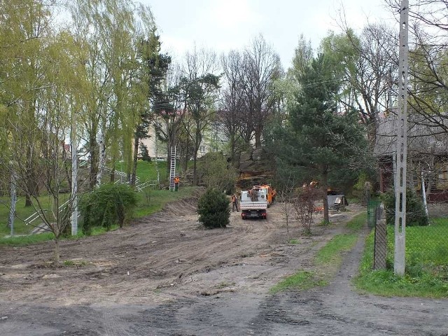 Trwa porządkowanie terenu na działce odkupionej od prywatnego właściciela przez gminę Starachowice.