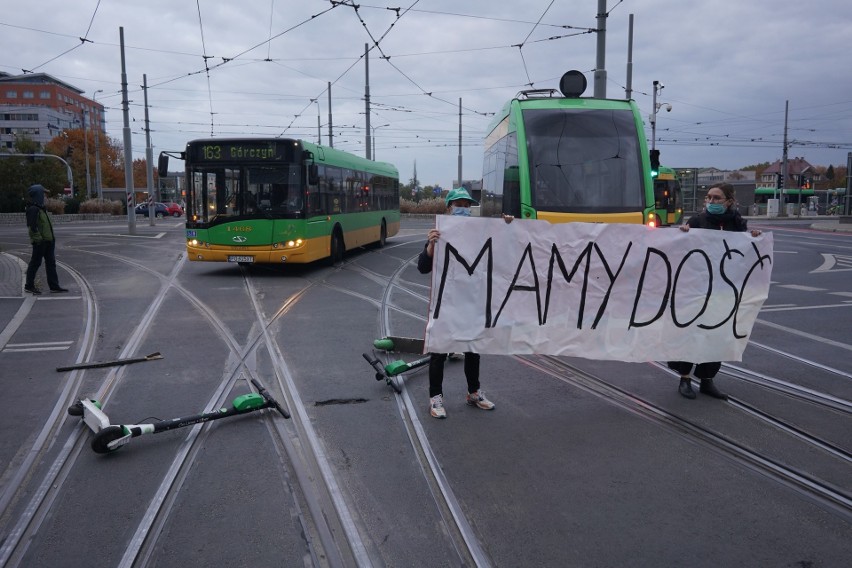 Strajk kobiet w Poznaniu: Coraz więcej osób wychodzi na...