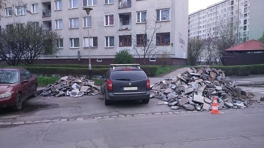 Wrocław: Gruz po remoncie wyrzucił na ulicę. Zapłaci 600 zł (ZDJĘCIA)