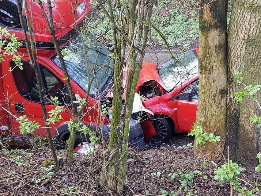 Zielonki. Zderzenie dwóch pojazdów na śliskiej drodze po deszczu