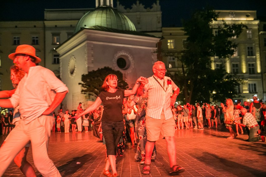 Tłumy krakowian tańczyły na Rynku Głównym. Trwa finałowy weekend Festiwalu Tańców Dworskich Cracovia Danza