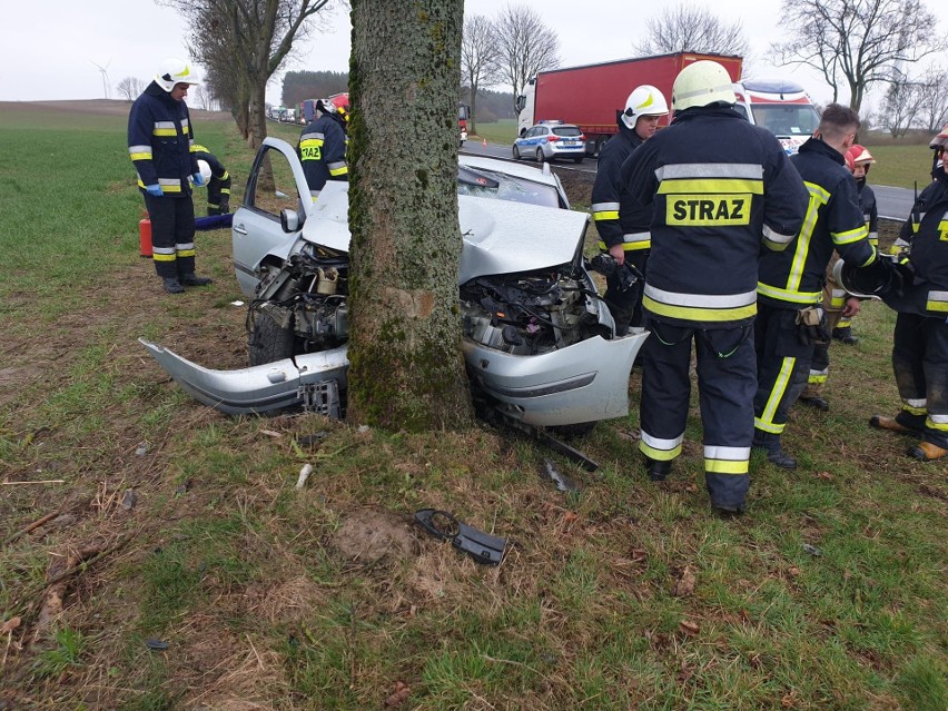 Renault jechało pięciu młodych mężczyzn.