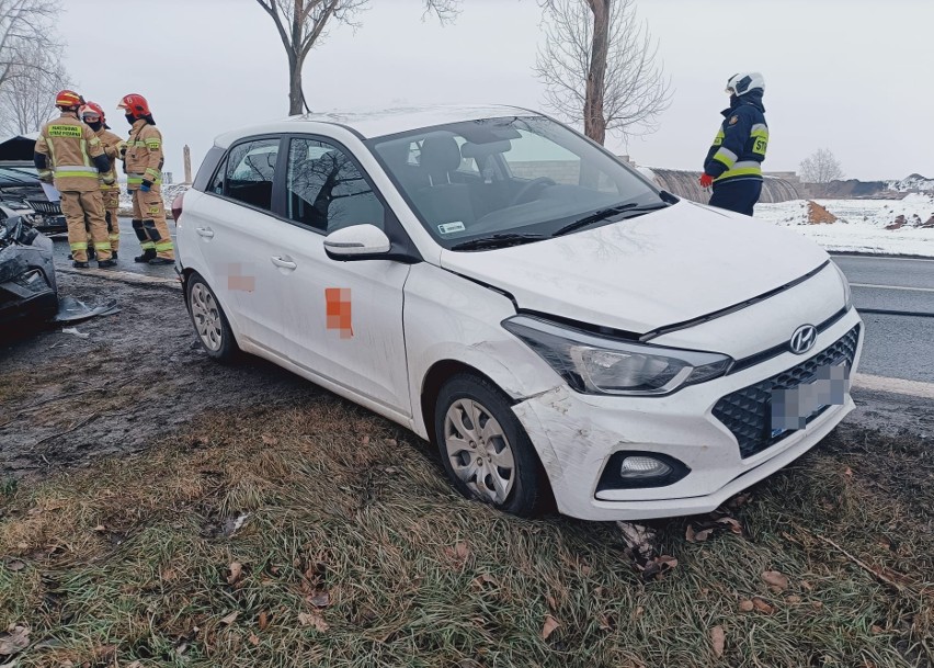 Wypadek trzech samochodów pod Wrocławiem na DK 8. Utrudnienia na drodze w kierunku Kłodzka [ZDJĘCIA]