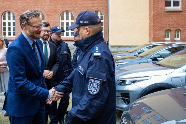 Zachodniopomorska policja otrzymała cztery nowe samochody hybrydowe oraz dwadzieścia trzy motocykle