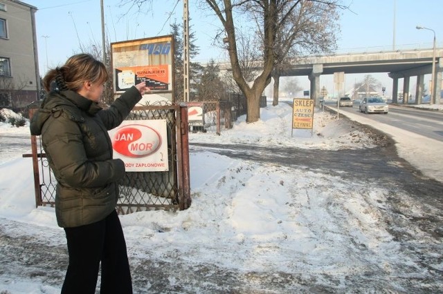 Beata Tokar mieszkająca przy ulicy Łódzkiej musi opuścić swój dom w czerwcu, bo działka jest potrzebna pod budowę węzła Niewachlów, a odszkodowanie otrzyma dopiero w lutym. - Jak mam wybudować dom za cztery miesiące? - pyta.