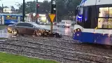 Wypadek na rondzie Czyżyńskim. Pijany złodziej zablokował ruch tramwajowy w Krakowie [ZDJĘCIA]