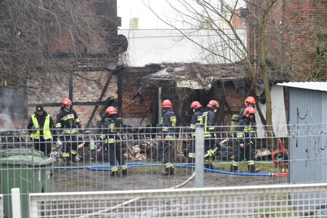 Około godziny 11 strażacy z Torunia zostali wezwani do pożaru drewnianego budynku przy ulicy Granicznej. Niestety w czasie akcji gaśniczej w środku znaleźli ludzkie szczątki.>> Najświeższe informacje z regionu, zdjęcia, wideo tylko na www.pomorska.pl 