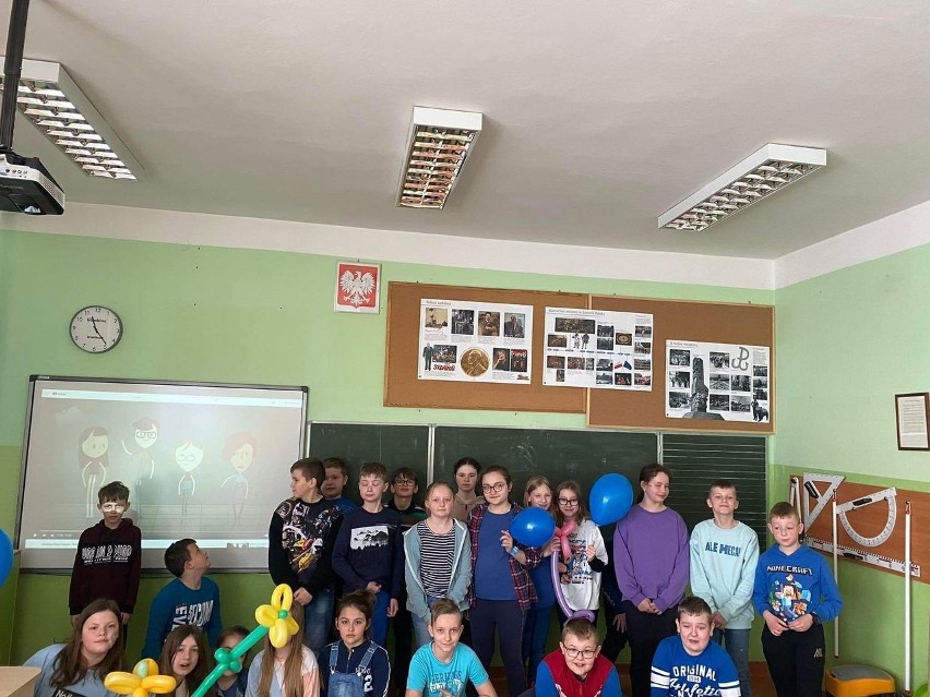 Dzień Świadomości Autyzmu w Białobrzegach. Międzyszkolne spotkanie, niebieski łańcuch, fotobudka i nauka przez zabawę. Zobacz zdjęcia!