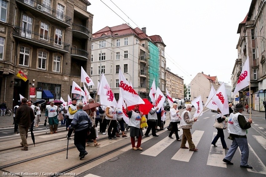 Wrocław: Emeryci blokowali ulicę Piłsudskiego (ZDJĘCIA)