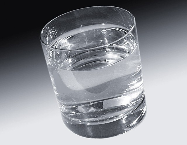 Pij w pracy 5 szklanek wody