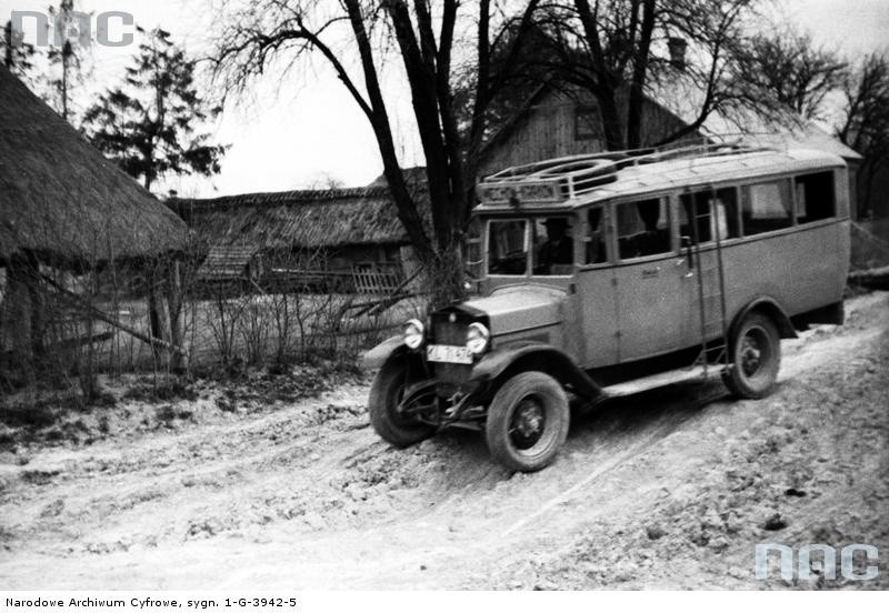 Autobus na trasie Kraków-Miechów, rok 1932.