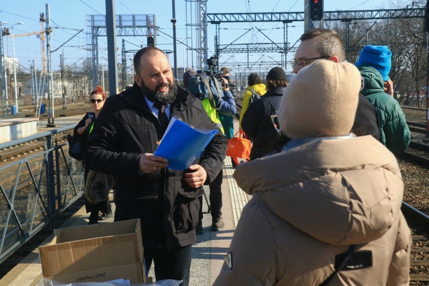 Humanitarny pociąg przywiezie spod granicy uchodźców