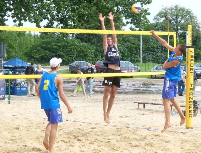 Michał Bryl (w bloku) i Kacper Kujawiak z Czarnych Radom wygrali półfinał mistrzostw Polski juniorów w siatkówce plażowej