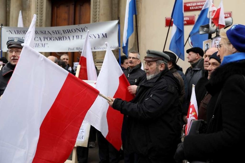 Kraków. Mocny protest środowisk kombatanckich ws. pomnika AK. Chcieli dostać się na salę obrad rady miasta. "Precz z komuną!" [ZDJĘCIA]