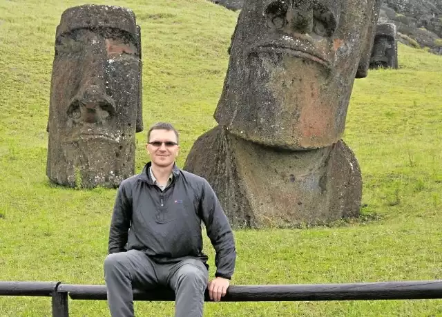 Mariusz Lewicki (po lewej) podziwiał m.in. wielkie pomniki, z których słynie Wyspa Wielkanocna. Na wyspie znajduje się aż 887 posągów zwanych moai