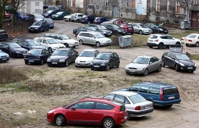 Za byłą szkołą Maciusia, mieszkańcy Szczecina zrobili sobie bezpłatny parking.