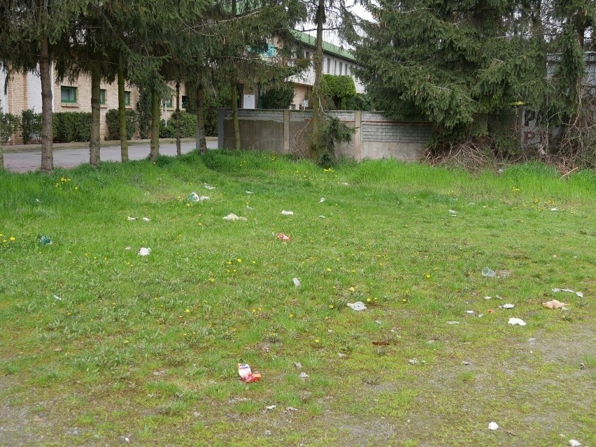 Mnóstwo śmieci i rozbite szkło. Tak wygląda okolica stadionu...