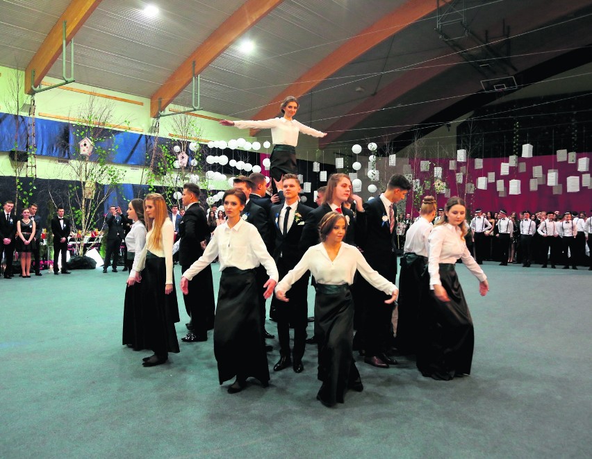 Studniówki 2016. Białobrzescy licealiści już zatańczyli poloneza