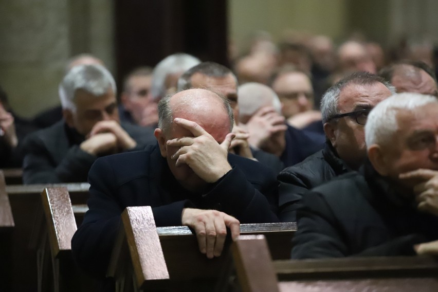 10 niepełnoletnich molestowanych przez czterech kapłanów archidiecezji łódzkiej. Abp Ryś podał dane na nabożeństwie pokutnym za pedofilię